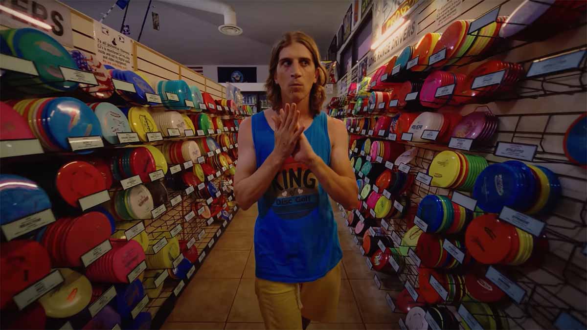 Bizzair i en discgolf-butik i sin musikvideo för låten Disc Golf King