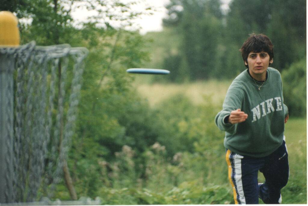 Niloofar under Stockholm Disc Golf Open 1998. Puttar mot korgen