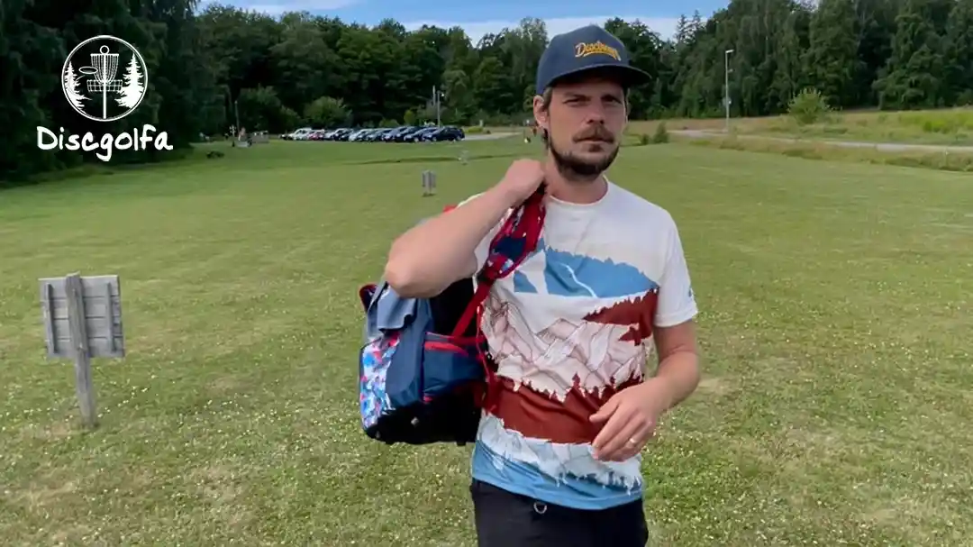 Discgolf "influencern" Erik Karlgren med grymma trickshots på sina konton på TikTok och Instagram