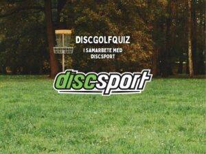 Discgolfkorg på gräsmatta framför skog med inbränd text Discgolfquiz i samarbete med Discsport